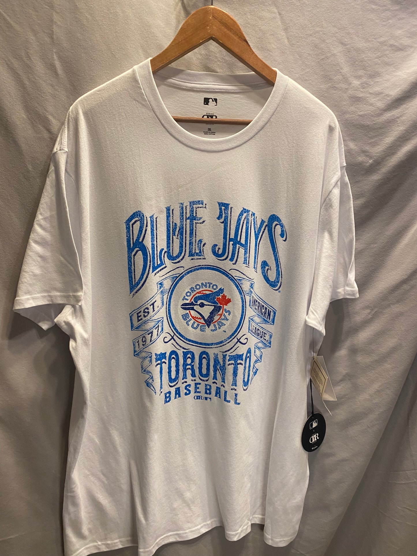 Officially Licensed MLB Toronto Blue Jays Men's 2XL Distressed T-Shirt  NWT