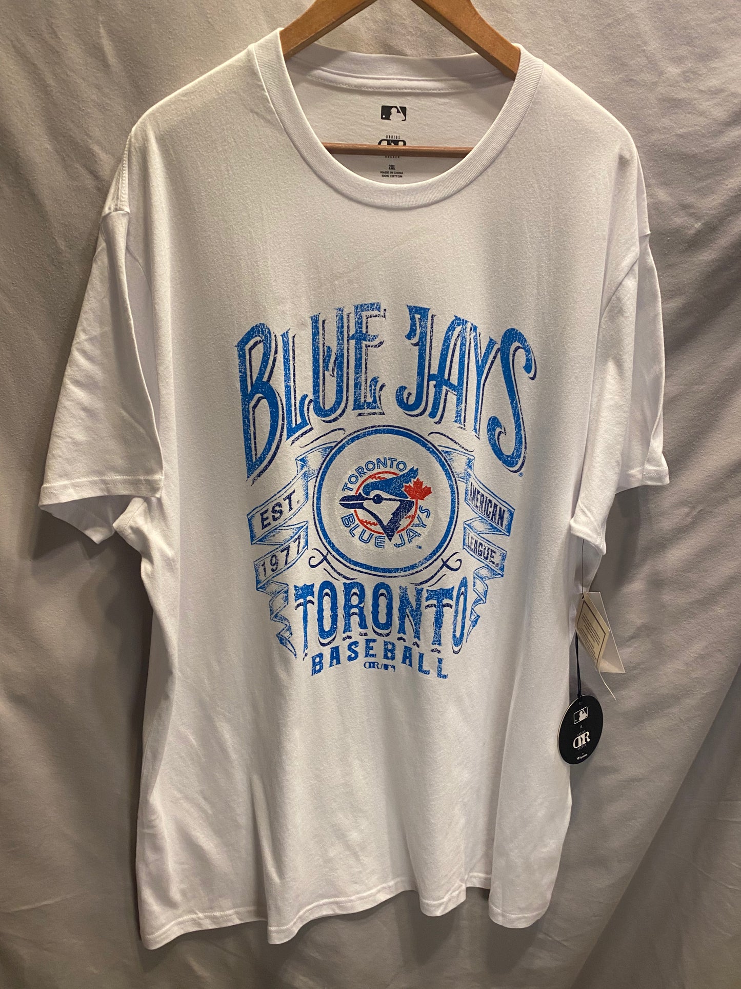 Officially Licensed MLB Toronto Blue Jays Men's 2XL Distressed T-Shirt  NWT